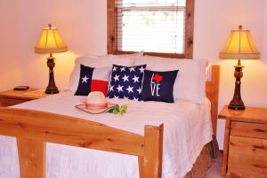 Pipe CreekにあるGlory Hills Ranchのベッドルーム1室(ベッド1台、テーブル2台、ランプ2つ付)