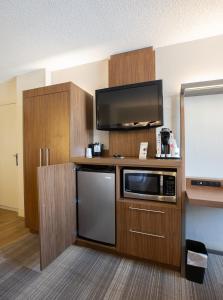 a kitchen with a microwave, refrigerator, sink and dishwasher at Holiday Inn Express New Orleans Downtown, an IHG Hotel in New Orleans