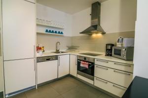 Kuchyňa alebo kuchynka v ubytovaní Imperial Suites + 24 fotografií