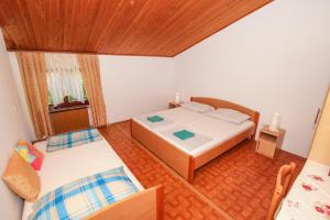 Un pat sau paturi într-o cameră la Apartments Ritoša