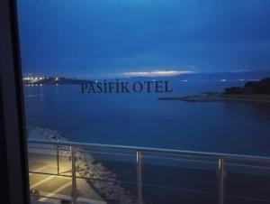 チェシメにあるPasifik Hotelの大量の水の景色