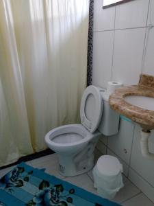 łazienka z toaletą i umywalką w obiekcie Nena's Suítes w mieście Praia de Araçatiba