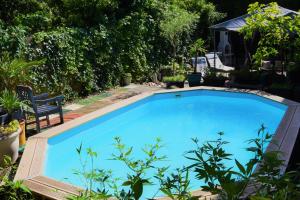 einen Pool im Garten mit Holzterrasse in der Unterkunft Ô fil de L'ô in Clairac