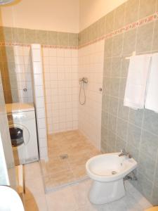 A bathroom at City Center Apartment Még 4 kép