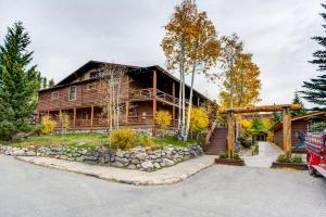 ein Blockhaus mit einem davor geparkt in der Unterkunft Grand Lake Lodge in Grand Lake