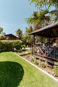 un hombre sentado en un cenador en un patio en Santa Teresita Boutique Hotel, en San Fernando