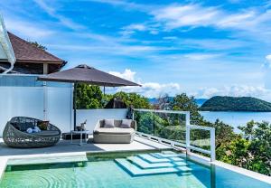 Haad PleayleamSunset Paradise Villa的带游泳池和海景的别墅