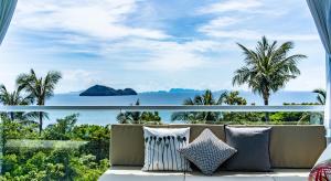 Haad PleayleamSunset Paradise Villa的带沙发的客房享有海景。