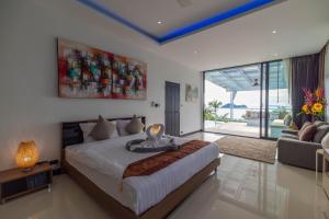 Haad PleayleamSunset Paradise Villa的一间带大床的卧室和一间客厅