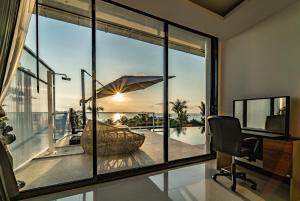 Haad PleayleamSunset Paradise Villa的一间享有海景的办公室