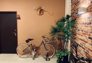 una bicicletta è parcheggiata accanto a un muro di mattoni di 視界民宿-證號1714,1763- a Città di Hualien