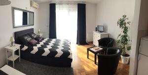 TV a/nebo společenská místnost v ubytování Studio apartman Lara ***