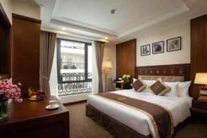 Giường trong phòng chung tại Rex Hanoi Hotel