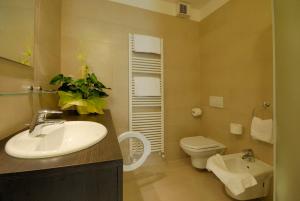 ナーゴ・トルボレにあるCasa Piccola Torboleのバスルーム(洗面台、トイレ付)