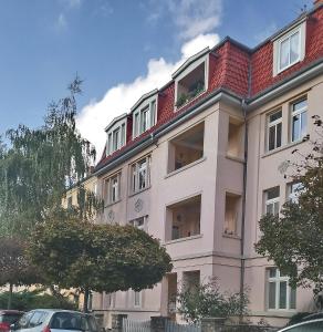 エアフルトにあるFerienwohnung mit 2 Schlafzimmern und Parkplatzの赤い屋根の白い大きな建物