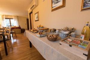 una mesa con un buffet de comida. en Le Jasmin en Aosta