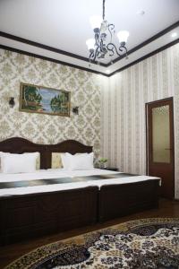 een slaapkamer met een groot bed en een spiegel bij Hotel Naxshab in Qarshi