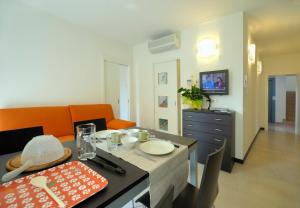 een woonkamer met een tafel en een eetkamer bij Casa Piccola Torbole in Nago-Torbole