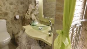 Bathroom sa Agoriani Art Suite - 4 seasons' natural living
