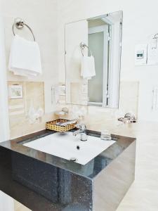 崑崙群島的住宿－Homestay Gia Phú，一间带水槽和镜子的浴室