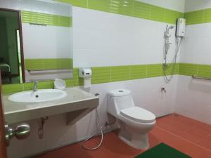 y baño con aseo, lavabo y ducha. en Jardin, en Pattaya South