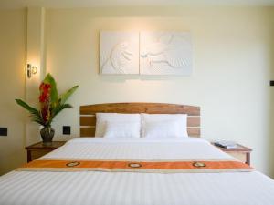 A bed or beds in a room at Para Resort