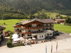 Nespecifikovaný výhled na hory nebo výhled na hory při pohledu z hotelu