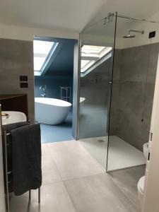 Das Bad ist mit einer Glasdusche und einer Badewanne ausgestattet. in der Unterkunft Le Terrazze in Vicenza