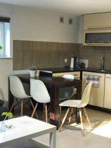 cocina con mesa y sillas en una habitación en Przytulne mieszkanie w urokliwej okolicy, en Chodzież