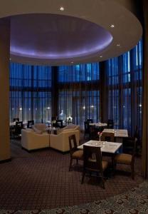 Ruang duduk di L'Hermitage Hotel