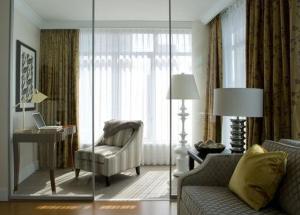 Ruang duduk di L'Hermitage Hotel