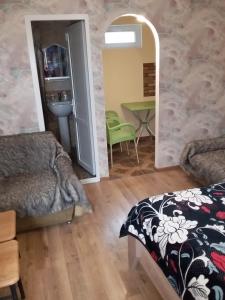 una camera da letto con un letto, un tavolo e uno specchio di Guest House Medea a Telavi