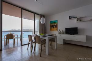 a kitchen and dining room with a table and chairs at Apartamento Las Rochas in Mindelo