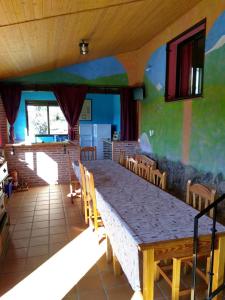 アレーナス・デ・サン・ペドロにあるCasa Rural Las Gesillasのダイニングルーム(大きなテーブル、椅子付)