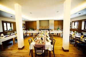 Restoran või mõni muu söögikoht majutusasutuses Kramářova chata