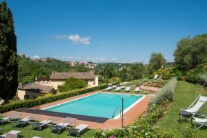 The swimming pool at or close to Borgo Grondaie