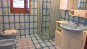 y baño con aseo, lavabo y ducha. en Casa Engy, en Lipari 19 fotos más
