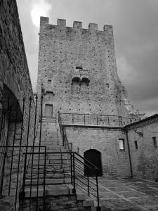 una foto in bianco e nero di un castello di Castel di Pietra a Pietra Montecorvino