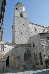 un grande edificio in pietra con torre dell'orologio di Castel di Pietra a Pietra Montecorvino