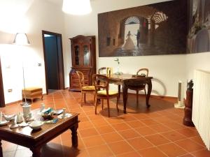 soggiorno con tavolo e foto di nozze sul muro di Castel di Pietra a Pietra Montecorvino