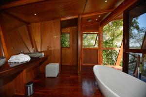 A bathroom at RiverDance Lodge