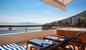 d'un balcon avec des chaises, un bain à remous et une vue sur l'eau. dans l'établissement Hotel Admiral - Liburnia, à Opatija