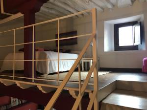 PasarónにあるApartamento loft la casa de las Pajaritasの二段ベッドが備わるドミトリールームのベッド1台分です。