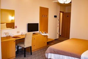 TV a/nebo společenská místnost v ubytování Hotel Airport Tirana