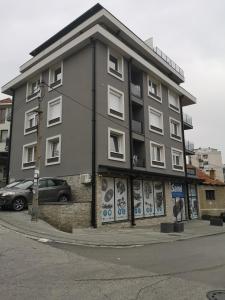 un edificio con graffiti en una calle en ANA LUX, en Užice