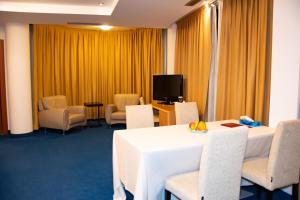 TV a/nebo společenská místnost v ubytování Hotel Airport Tirana