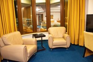 TV a/nebo společenská místnost v ubytování Hotel Airport Tirana