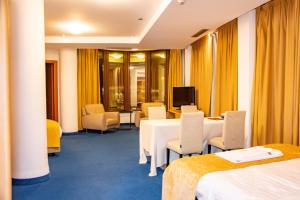TV a/nebo společenská místnost v ubytování Hotel Airport Tirana