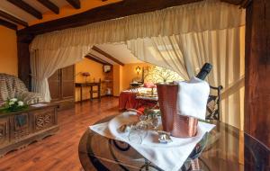 Sala de estar con mesa y botella de vino en Hotel Rural Los Angeles en Las Hurdes, en Vegas de Coria