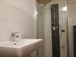 een badkamer met een wastafel en een douche bij Wieser Hütte in Stockenboi
